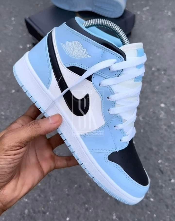 Air Jordan 1 Mid “University Blue / Black<